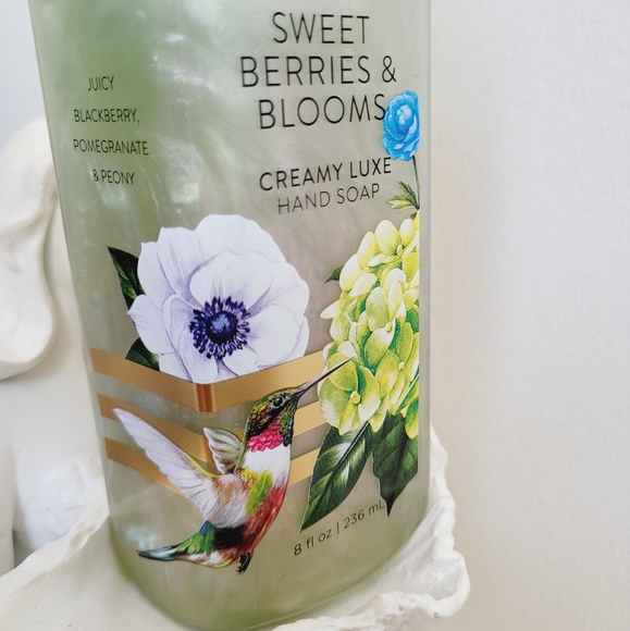 Sweet Berries Blooms & Iced Lemon Pound Cake Bath & Body Works Hand Soap Set NWT - Picture 4 of 9